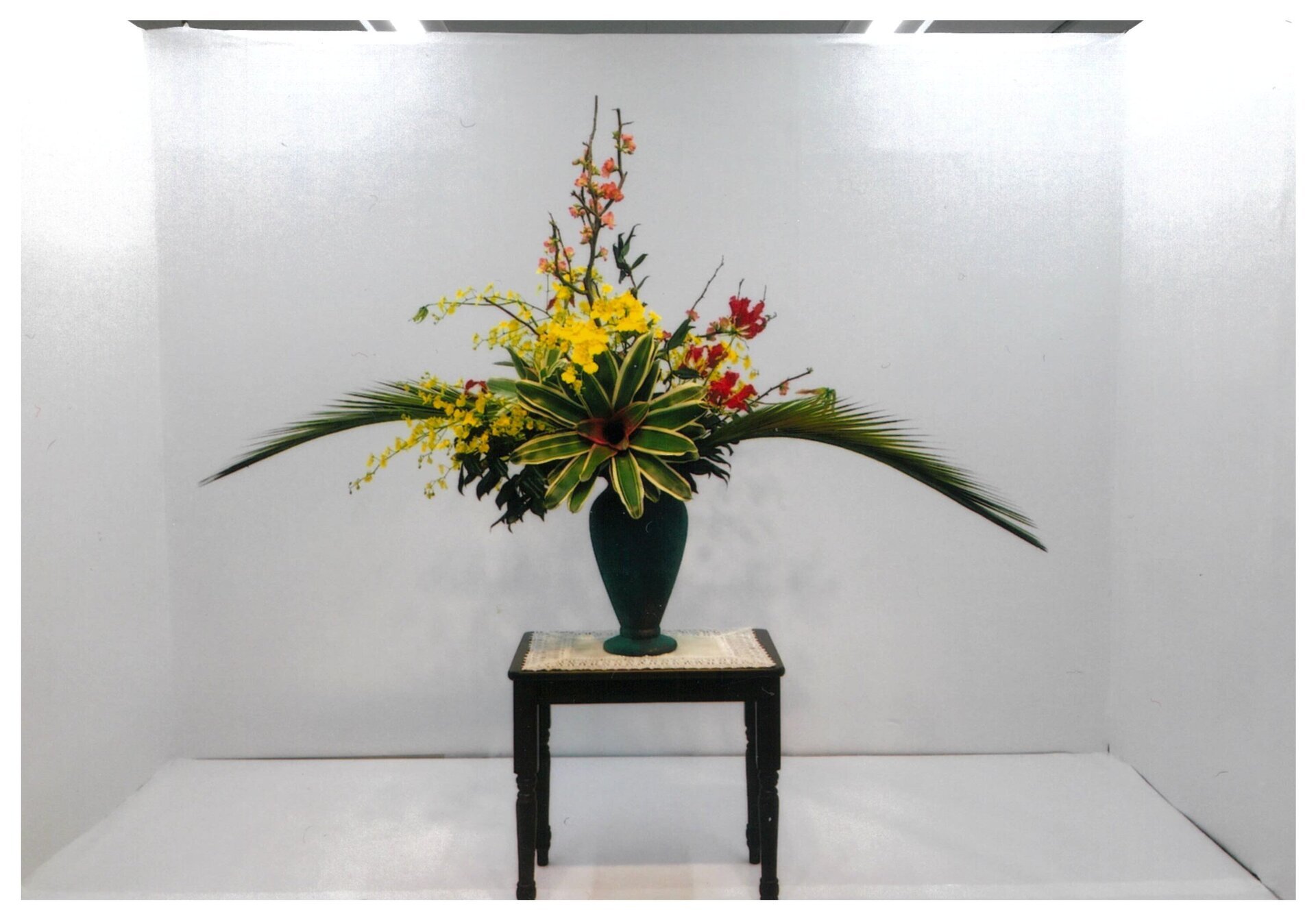 華道具　ゴールドメタル花器　前衛的　小原流　（その他流派）　展示会用　オブジェ 華道具 ゴールドメタル花器 前衛的 小原流 （その他流派） 展示会用