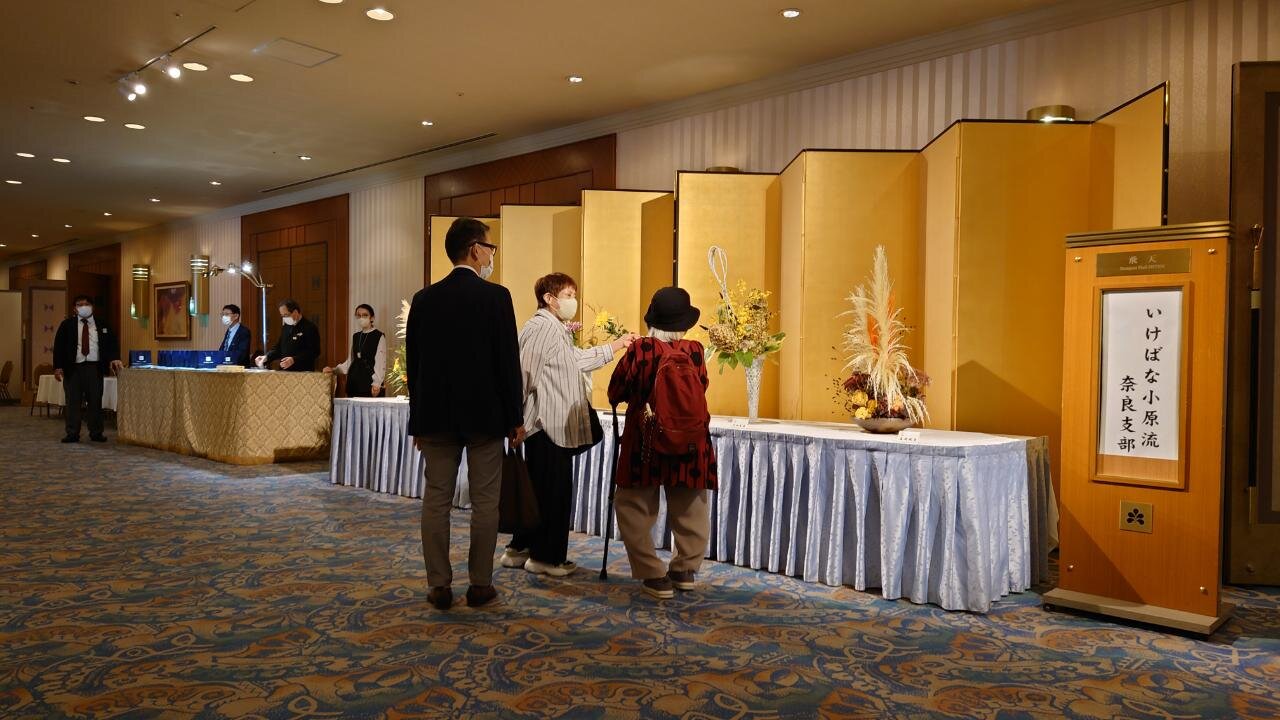 華道具　ゴールドメタル花器　前衛的　小原流　（その他流派）　展示会用　オブジェ 籠 #秋 #ikebana ⠀ #ohararyu ⠀ #いけばな ⠀ #小原流 ⠀ #花のある