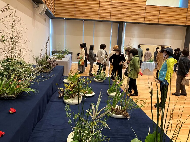 花の輪人の輪みんなの花展 創立70周年記念「つなぐ」みんなの花展 八代支部 | いけばな小原流