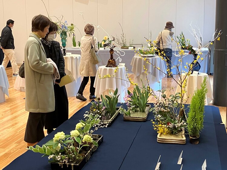 花の輪人の輪みんなの花展 創立70周年記念「つなぐ」みんなの花展 八代支部 | いけばな小原流