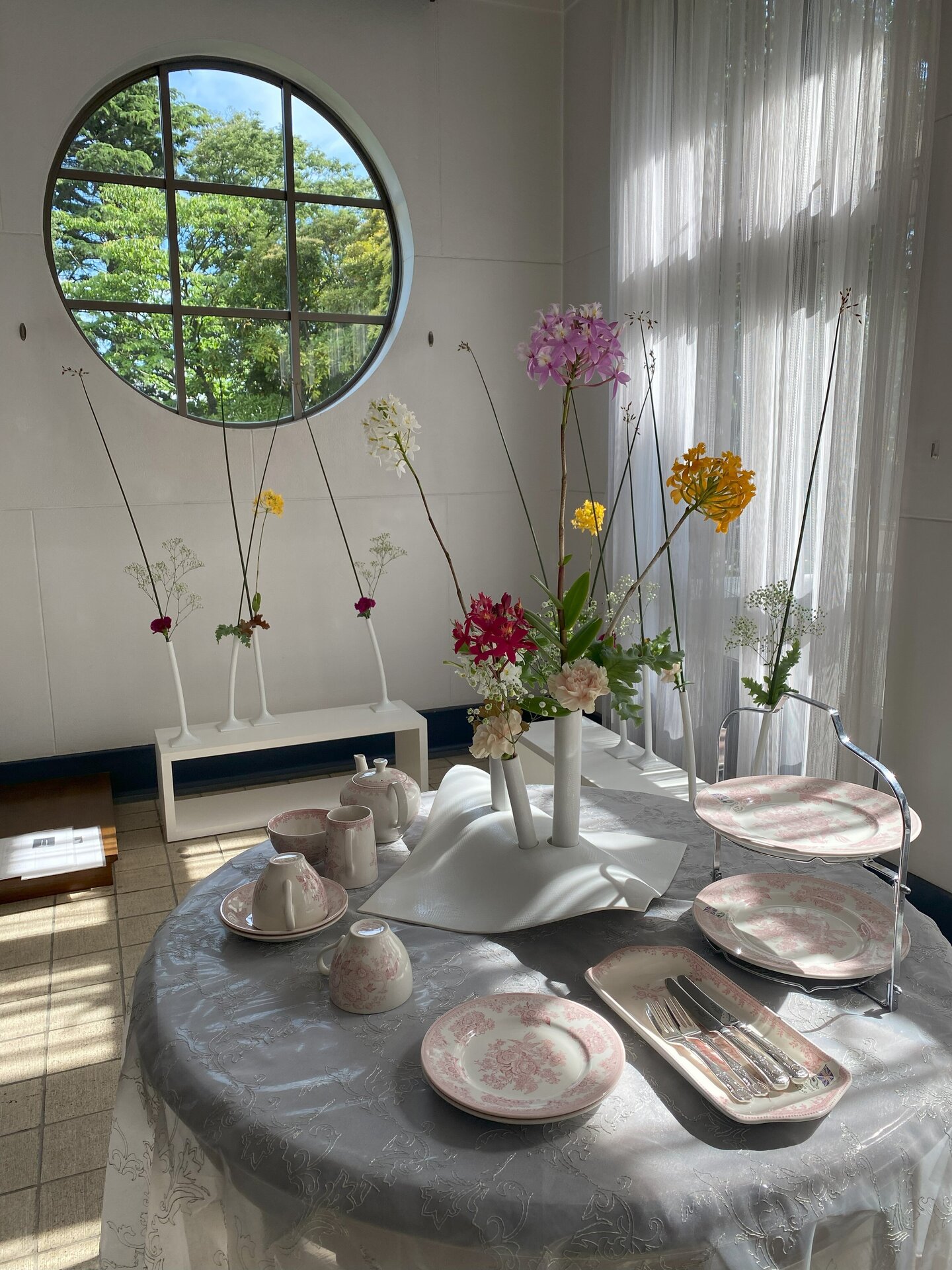 花と器　丸窓白作品.jpg