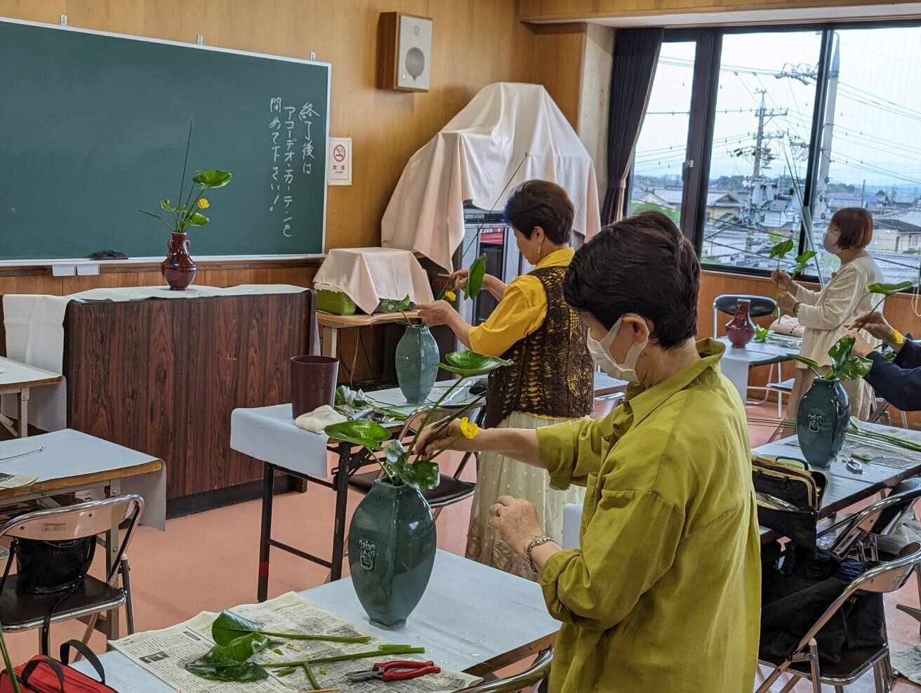 三重こうぼねいけばな花材を守る.jpg