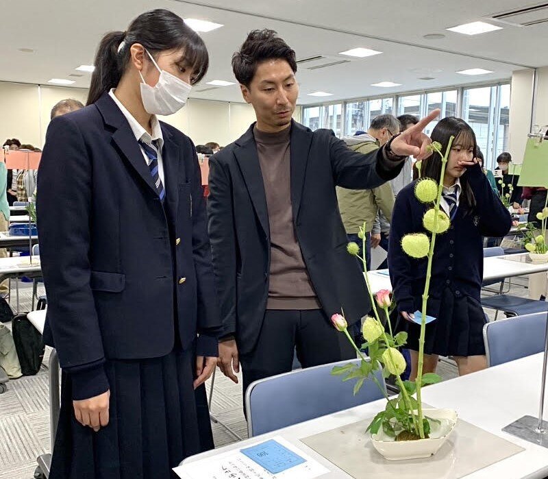 山形学生いけばな02.jpg