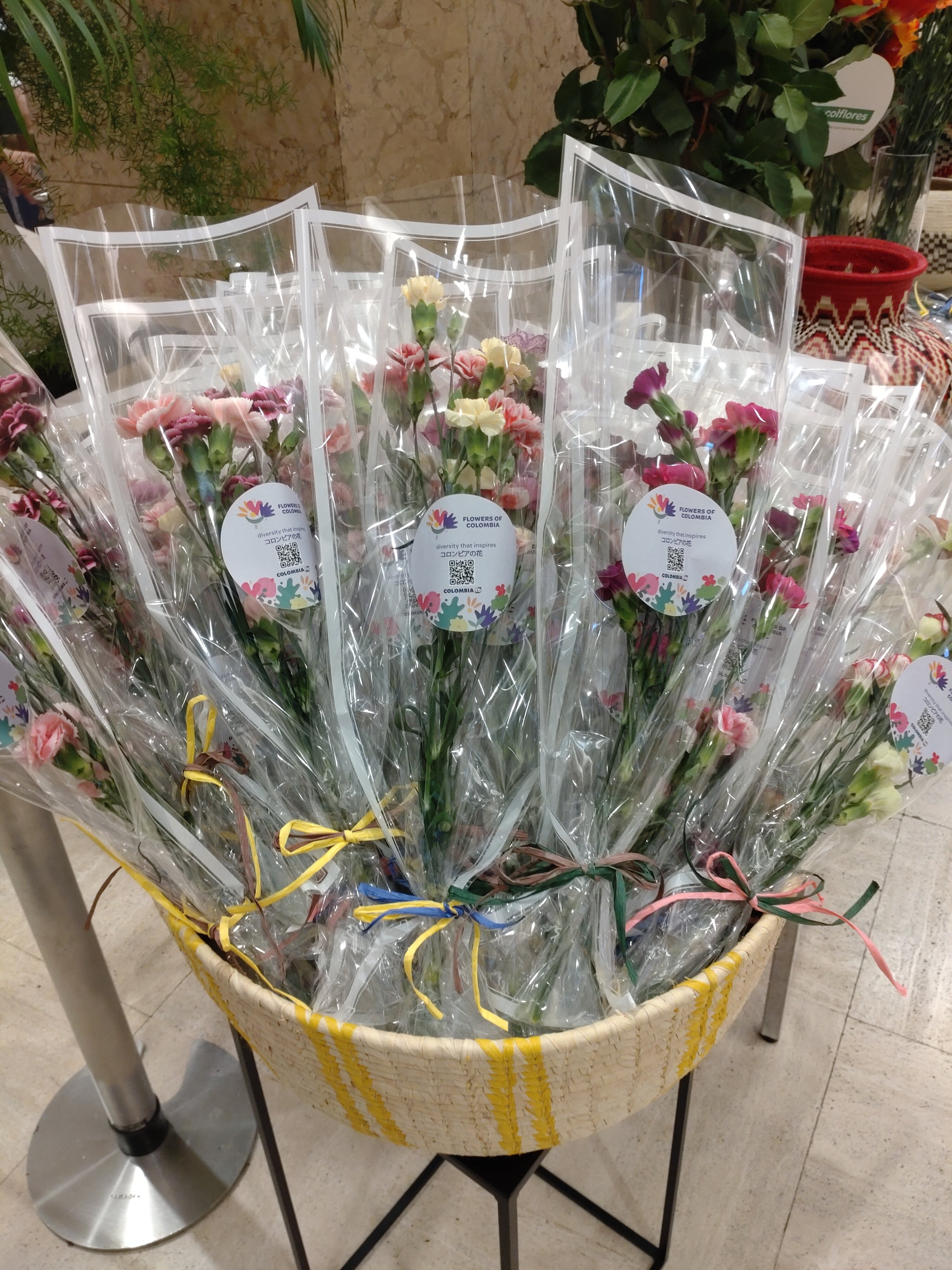 コロンビア梱包されたお花.JPG