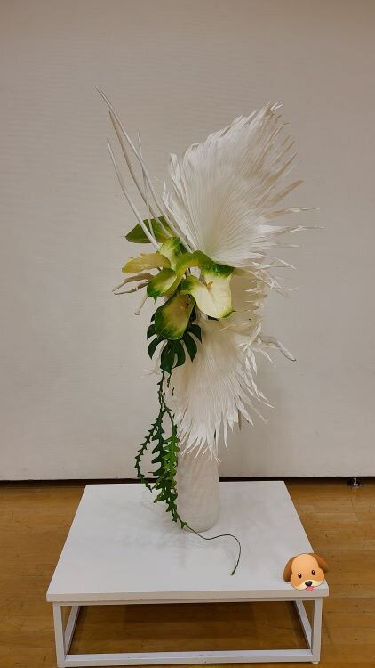 華道具　ゴールドメタル花器　前衛的　小原流　（その他流派）　展示会用　オブジェ 華道具 ゴールドメタル花器 前衛的 小原流 （その他流派） 展示会用