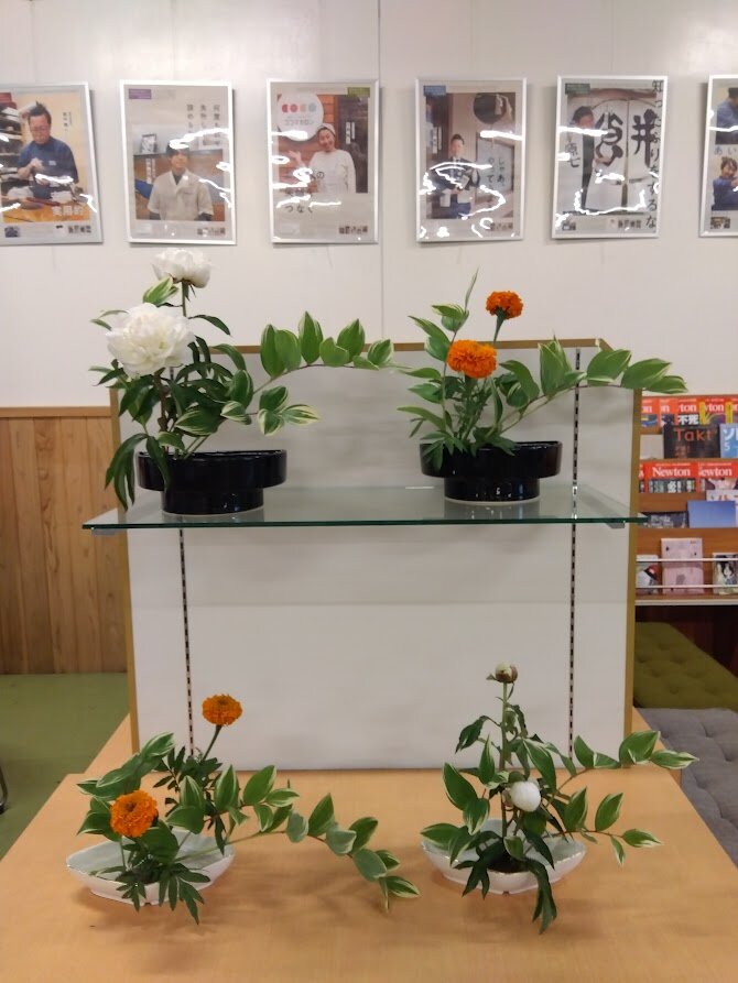 生徒玄関展示.jpg