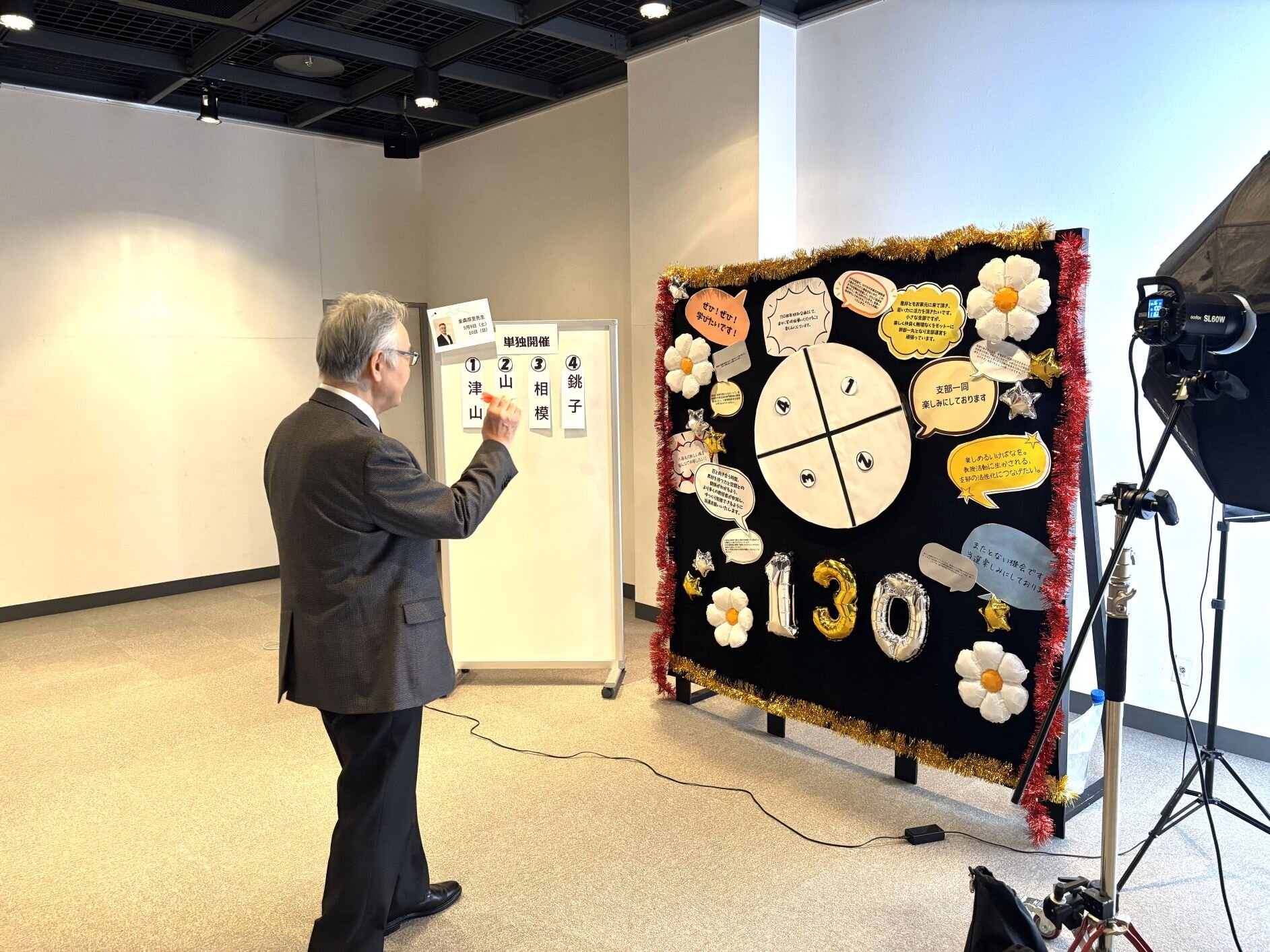 ダーツを投げる金森先生